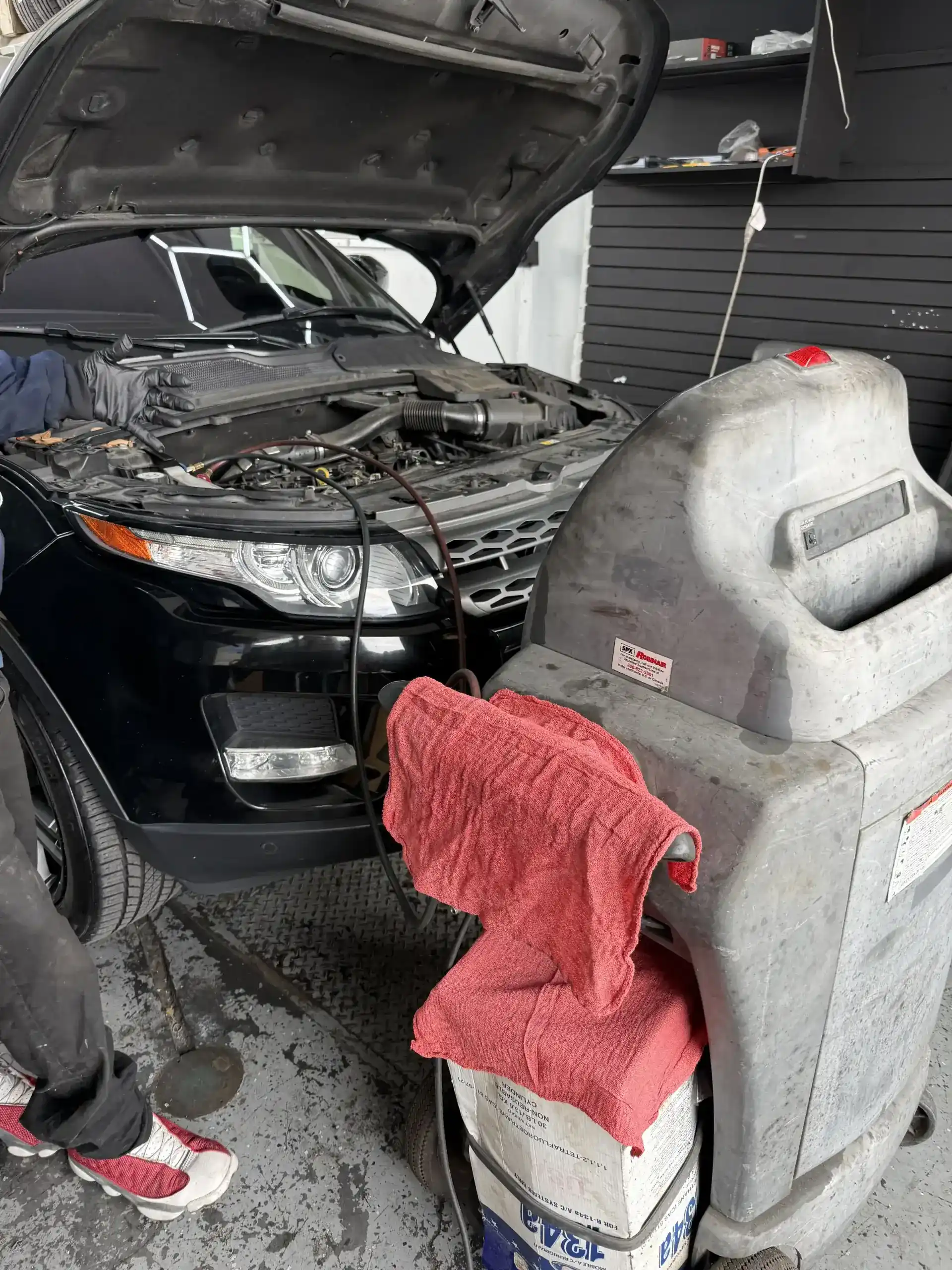 Range Rover Evoque AC recharge on a Robinair machine
